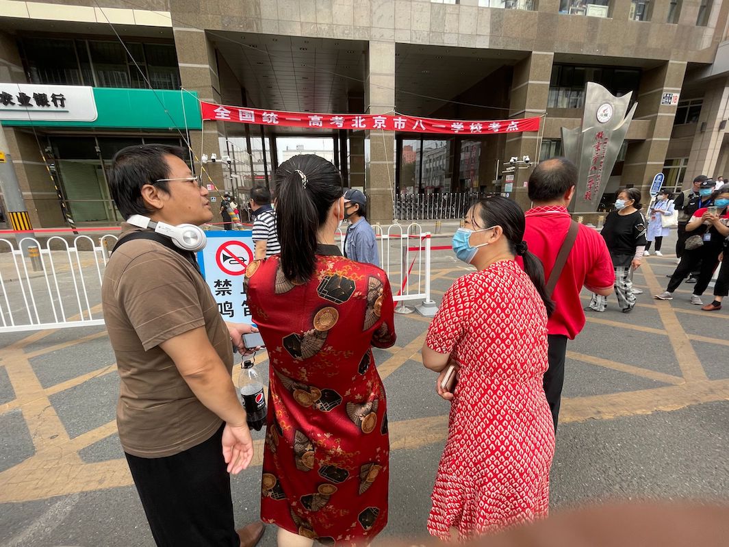 0家長(zhǎng)互相安慰.JPG