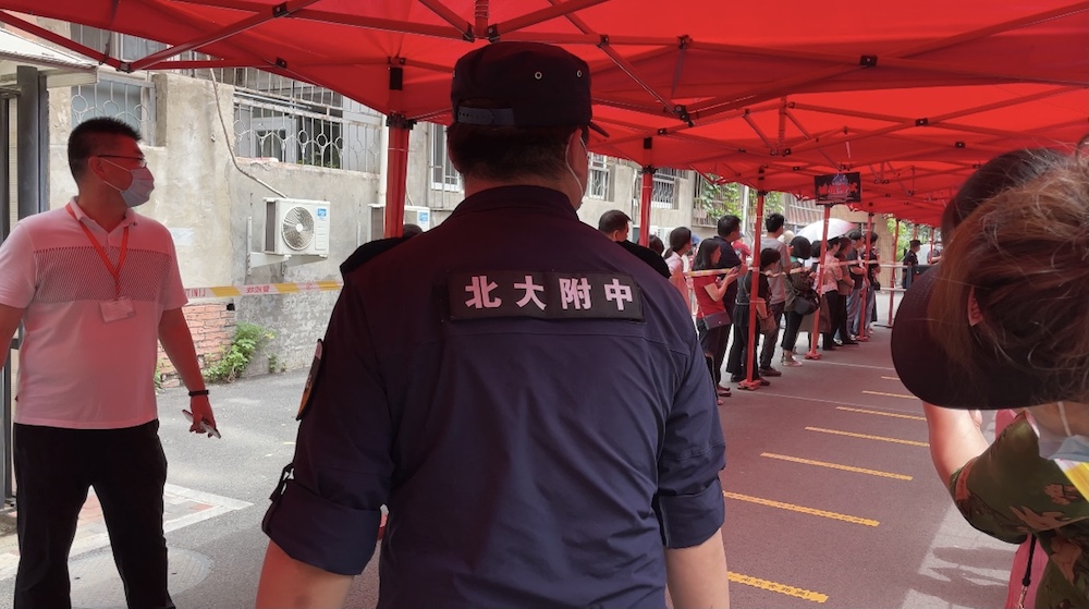 0北大附中護(hù)送考生出考場(chǎng).jpeg
